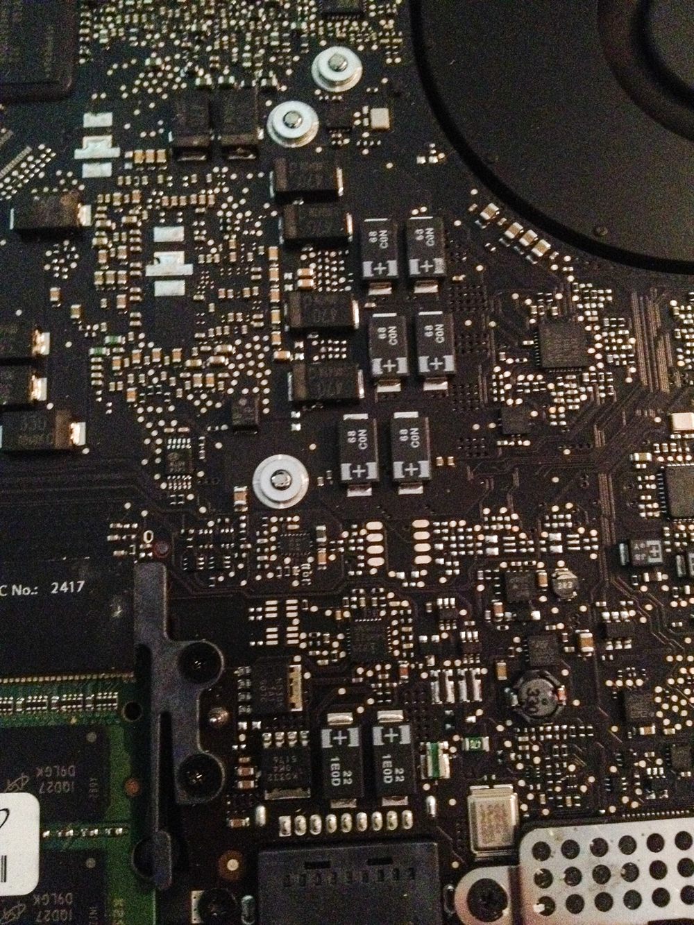 Placa-mãe (logic board) de MacBook Pro — recuperação no nível de placa e chip NAND