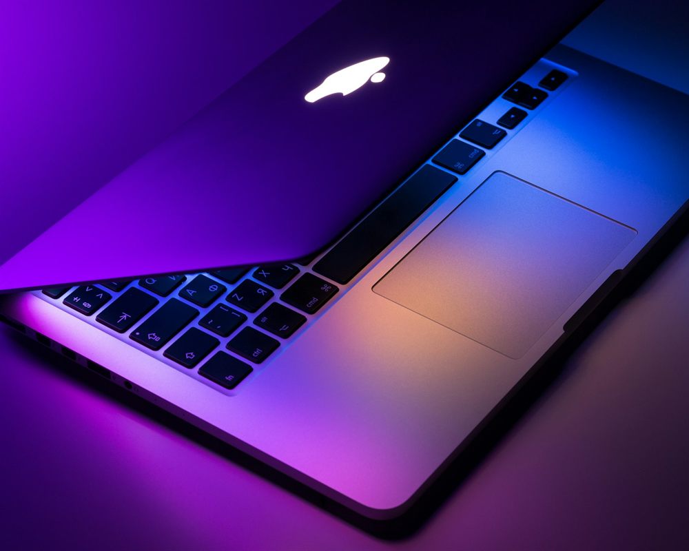 MacBook Pro com a maçã da Apple iluminada — recuperação de dados Apple na UTI dos Dados