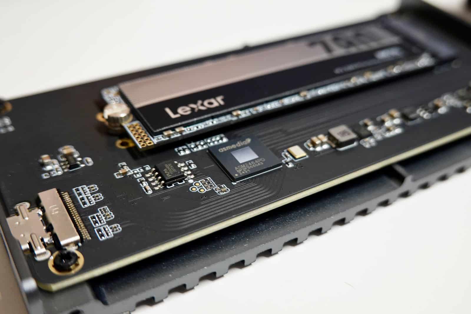 SSD NVMe M.2 sobre placa de circuito — recuperação de dados de SSD na UTI dos Dados