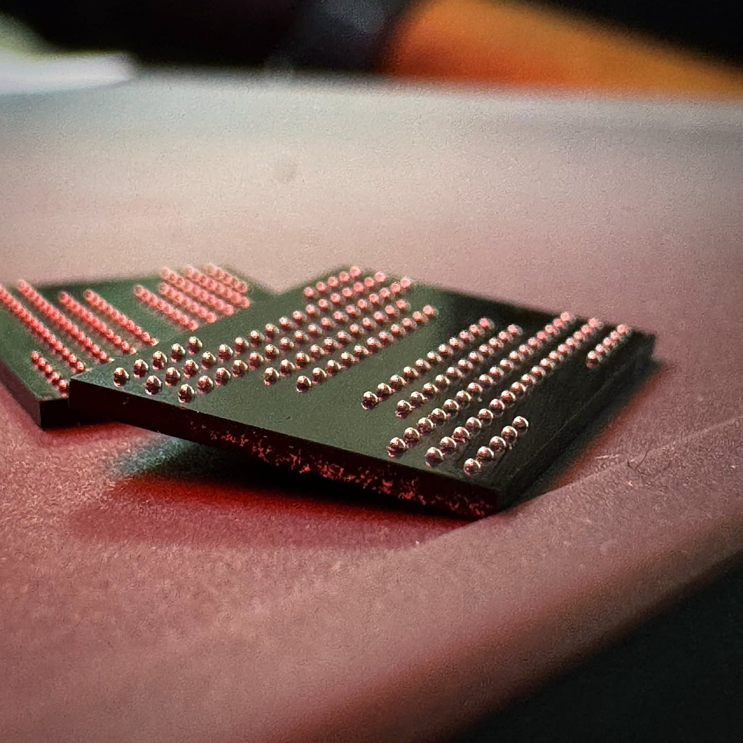 Macro das esferas de solda (BGA) de um chip de memória NAND reesferado