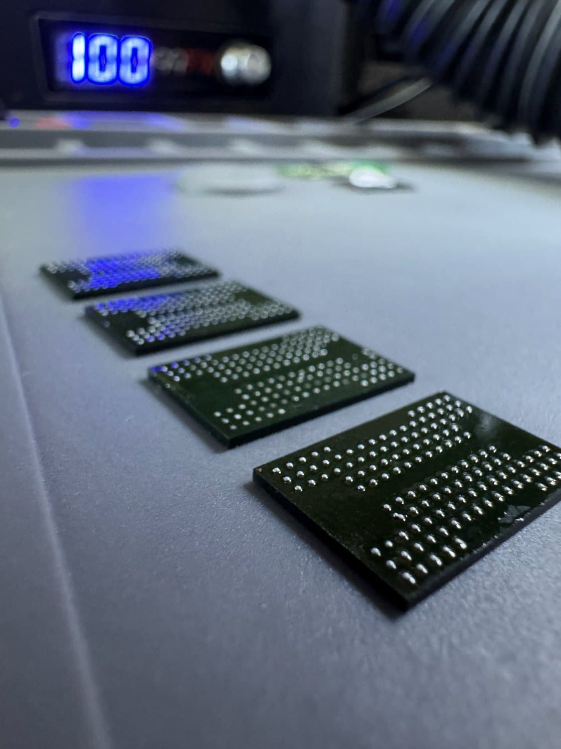 Chips de memória NAND removidos de um SSD e enfileirados na estação de laboratório da UTI dos Dados