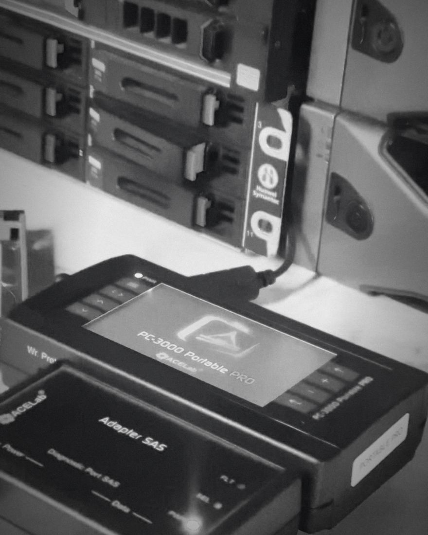 Recuperação de banco de dados 17 PC-3000 Portable Pro com adaptador SAS na bancada do laboratório da UTI dos Dados