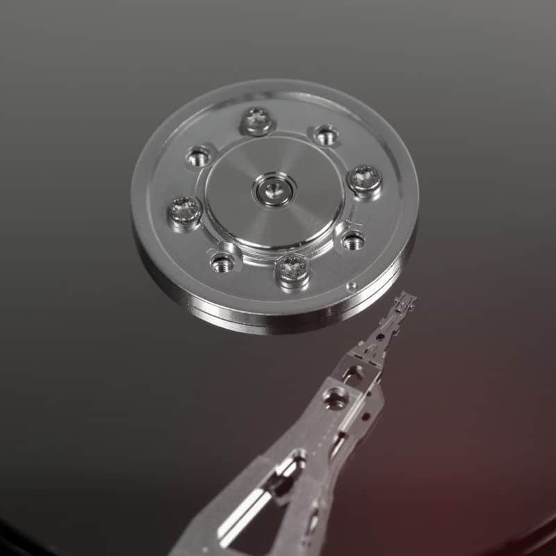 DVR/CFTV 18 HD aberto mostrando o eixo dos discos e o braço das cabeças de leitura