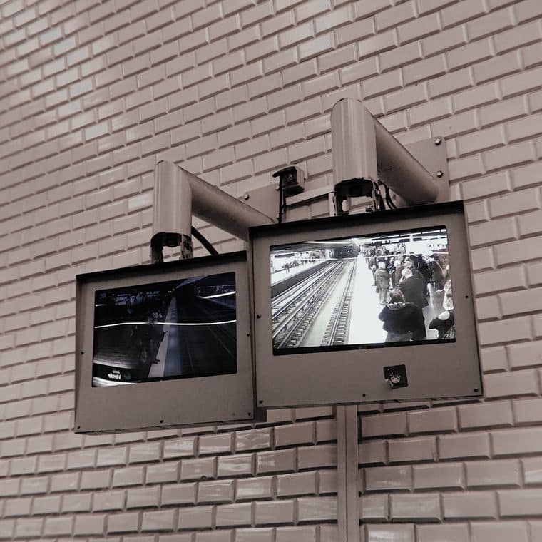 DVR/CFTV 17 Monitores de um sistema de monitoramento exibindo imagens das câmeras