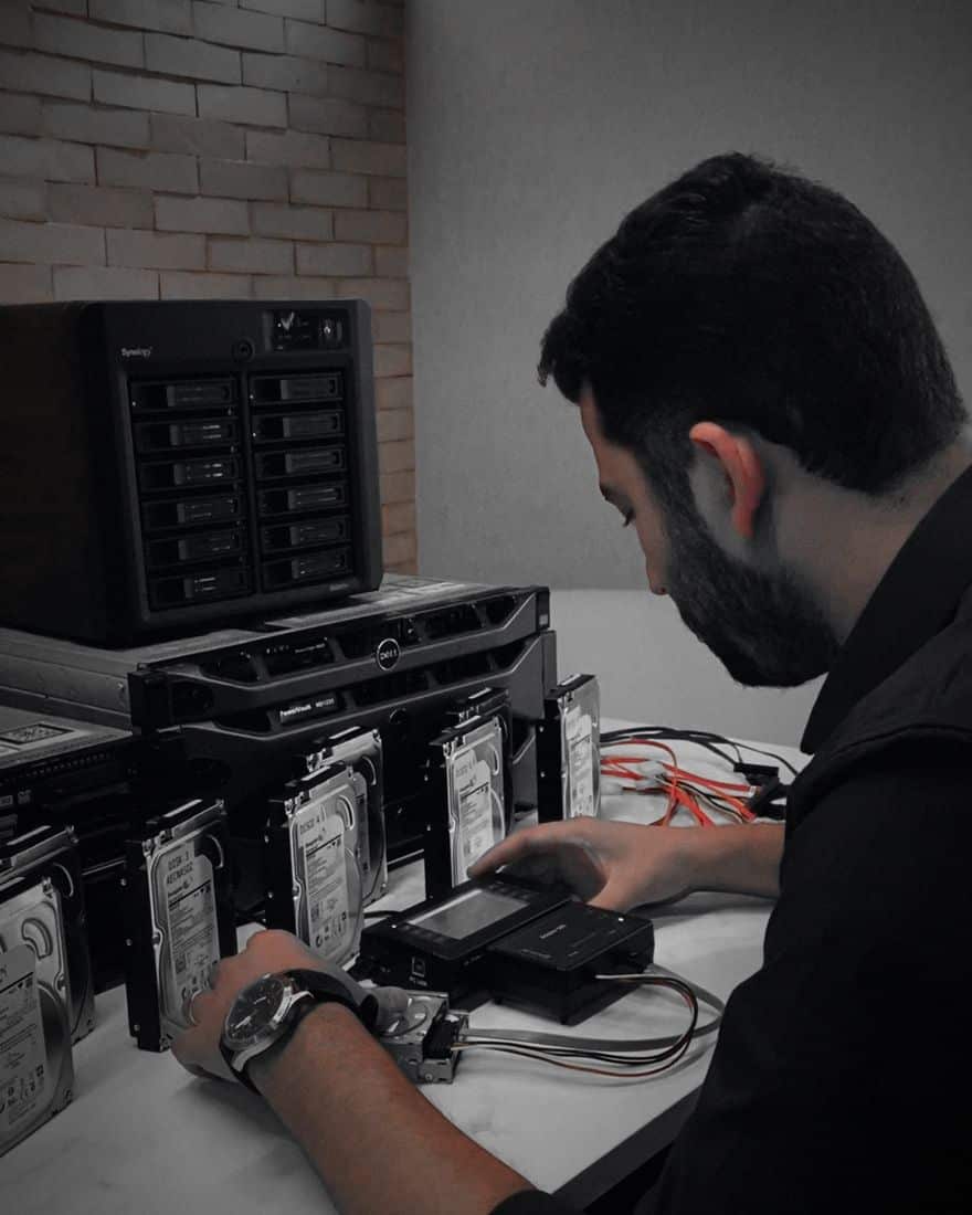 Recuperação de fitas magnéticas 17 Especialista da UTI dos Dados na bancada do laboratório