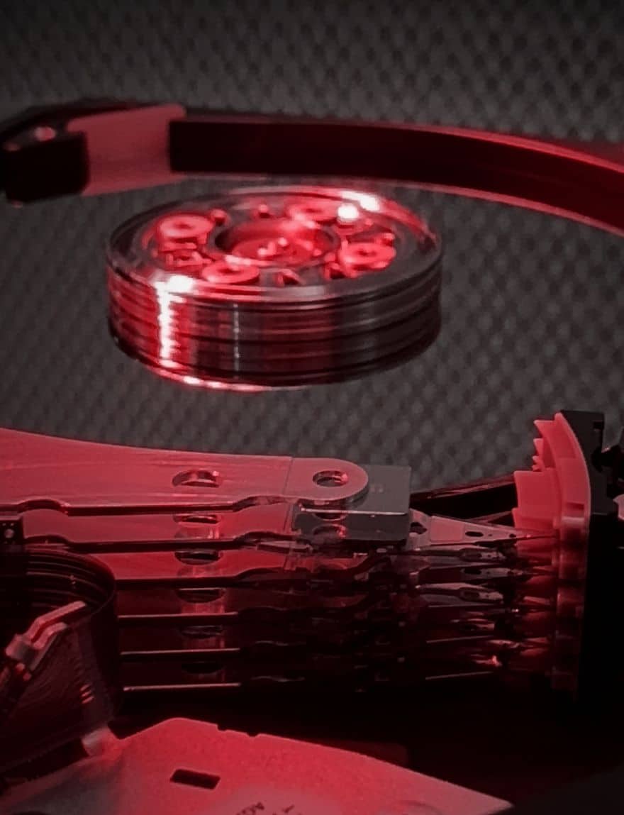HD 18 Cabeças de leitura e eixo dos discos de um HD aberto no laboratório da UTI dos Dados