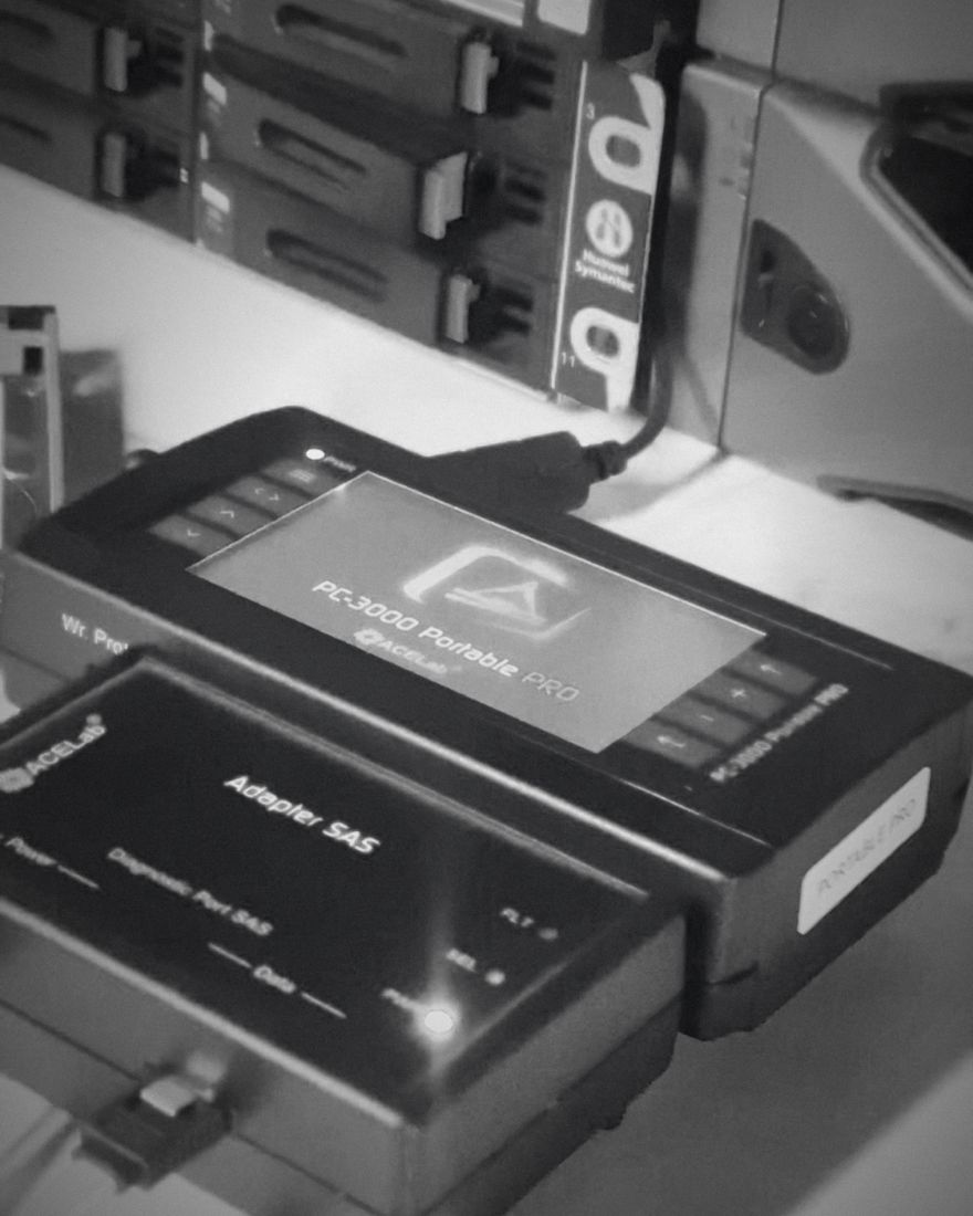 NAS / DAS / SAN 17 PC-3000 Portable Pro com adaptador SAS na bancada do laboratório da UTI dos Dados