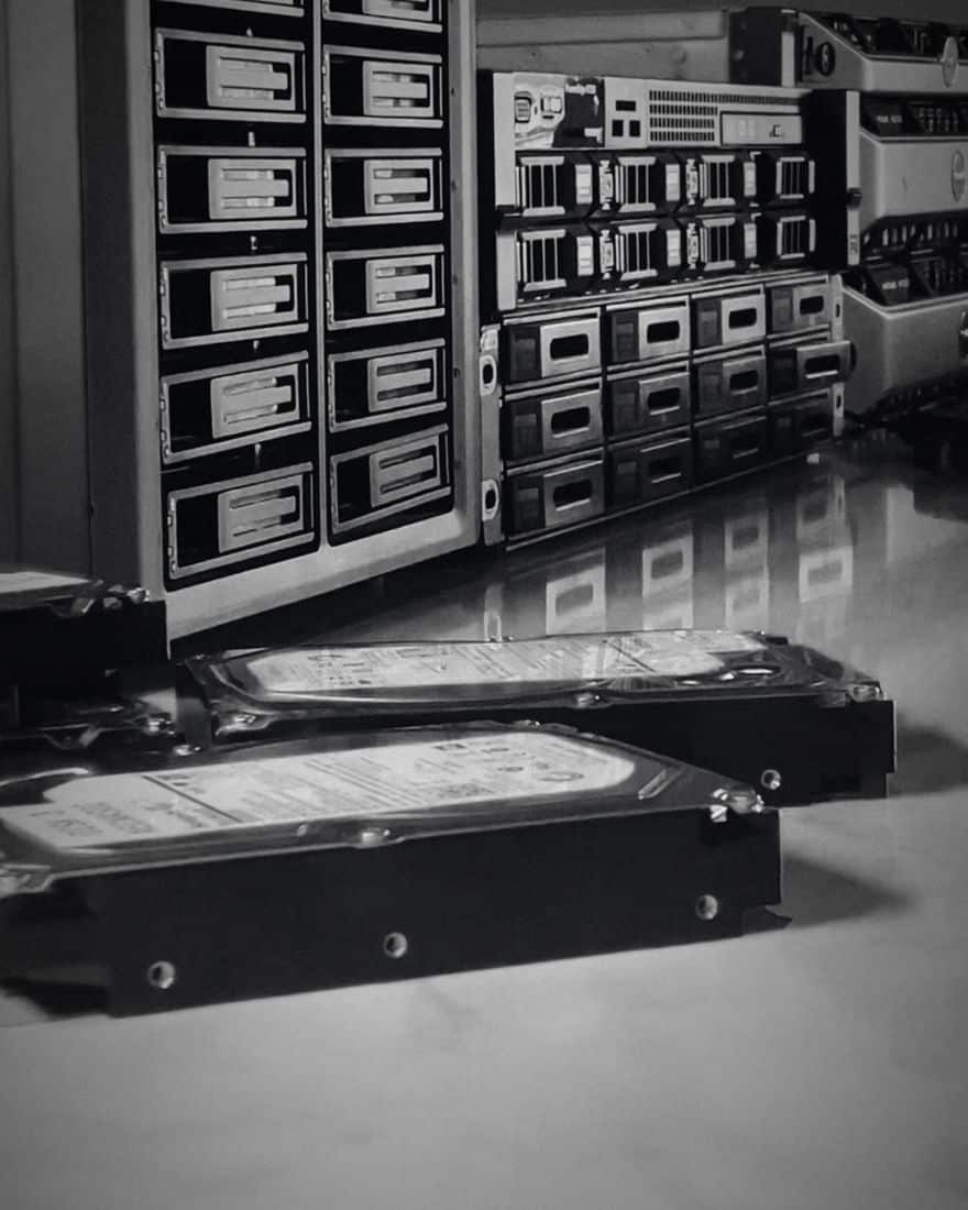 NAS / DAS / SAN 18 NAS de várias baias e servidores com discos em atendimento no laboratório da UTI dos Dados