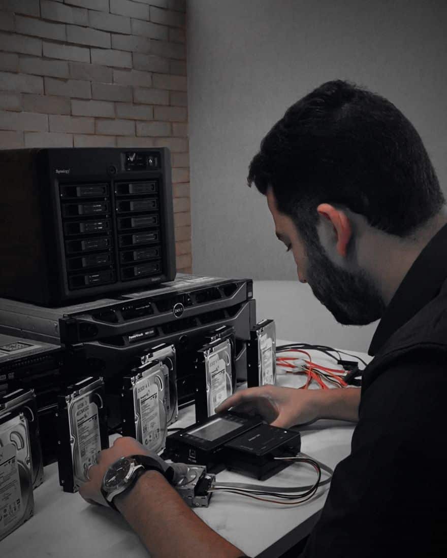 Raid 17 Especialista da UTI dos Dados copiando os discos de um NAS com PC-3000 na bancada do laboratório
