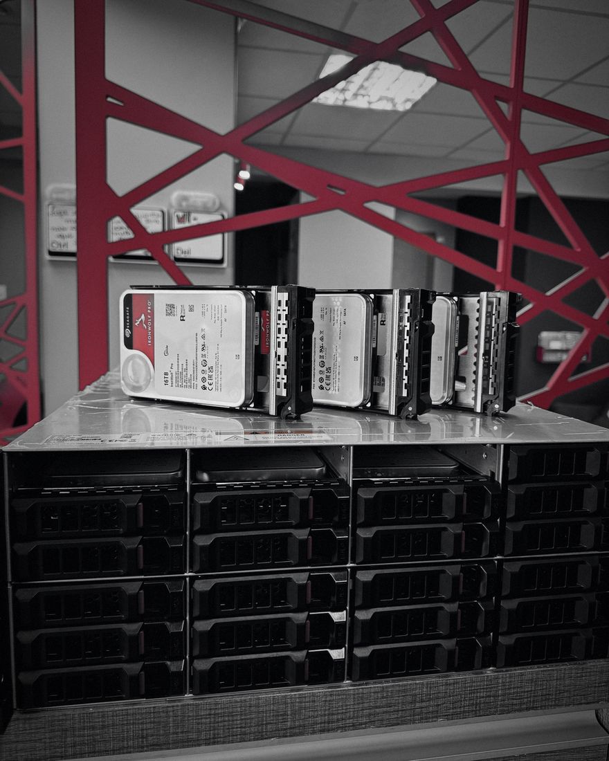 Raid 18 Storage com gavetas de discos no laboratório da UTI dos Dados, em Barueri