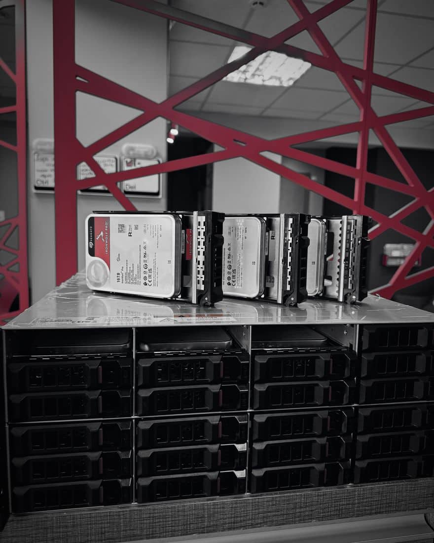 Recuperação de máquinas virtuais 18 Discos hot-swap de um storage em atendimento no laboratório da UTI dos Dados, em Barueri